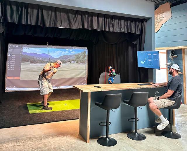 Divots Indoor Golf - photo 1