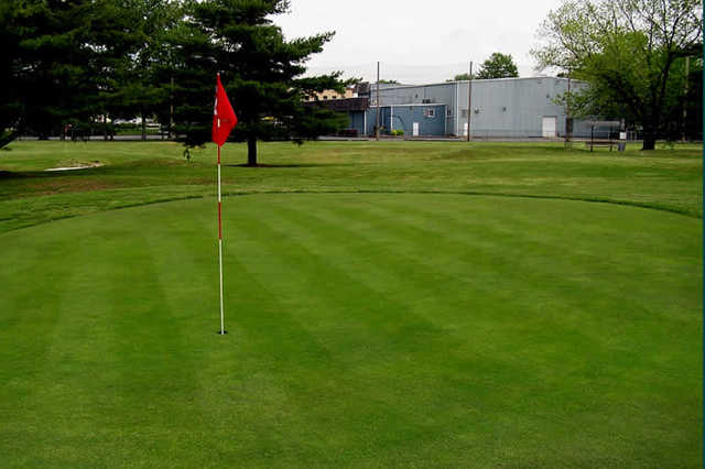 Vince's Sports Center Par 3 Golf Course - photo 1